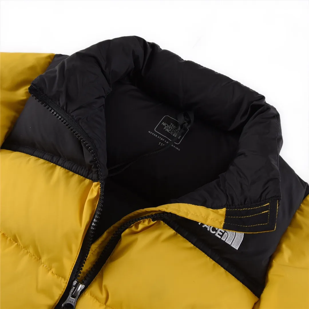 Style number: Y 140 💰P260 Yellow# The North Face children's clothing thin down jacket, a must-have for trendy kids, more fashionable than Big Goose children's clothing. A very cost-effective children's down jacket. The down is made of national standard 50 down. It inherits the cold resistance and durability design of the adult version, so that your little explorer can also experience good warmth retention performance. The light and thin design means that your child will no longer be suffocated by a heavy down jacket. Size: 110 120 130 140 150 160